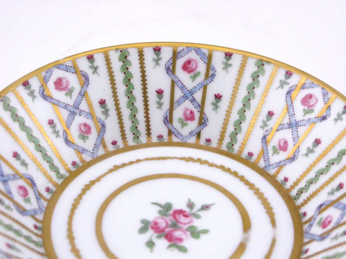 Tasse et soucoupe en porcelaine dure de Sèvres (époque précoce, vers 1777)-photo-4