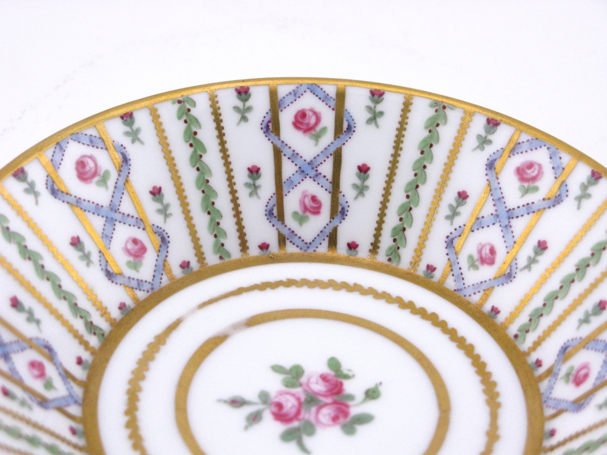 Tasse et soucoupe en porcelaine dure de Sèvres (époque précoce, vers 1777)-photo-6