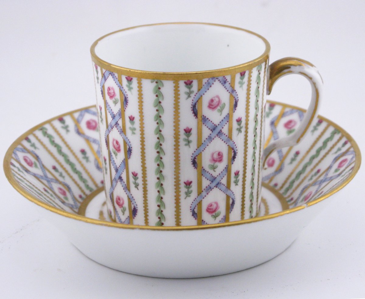 Tasse et soucoupe en porcelaine dure de Sèvres (époque précoce, vers 1777)