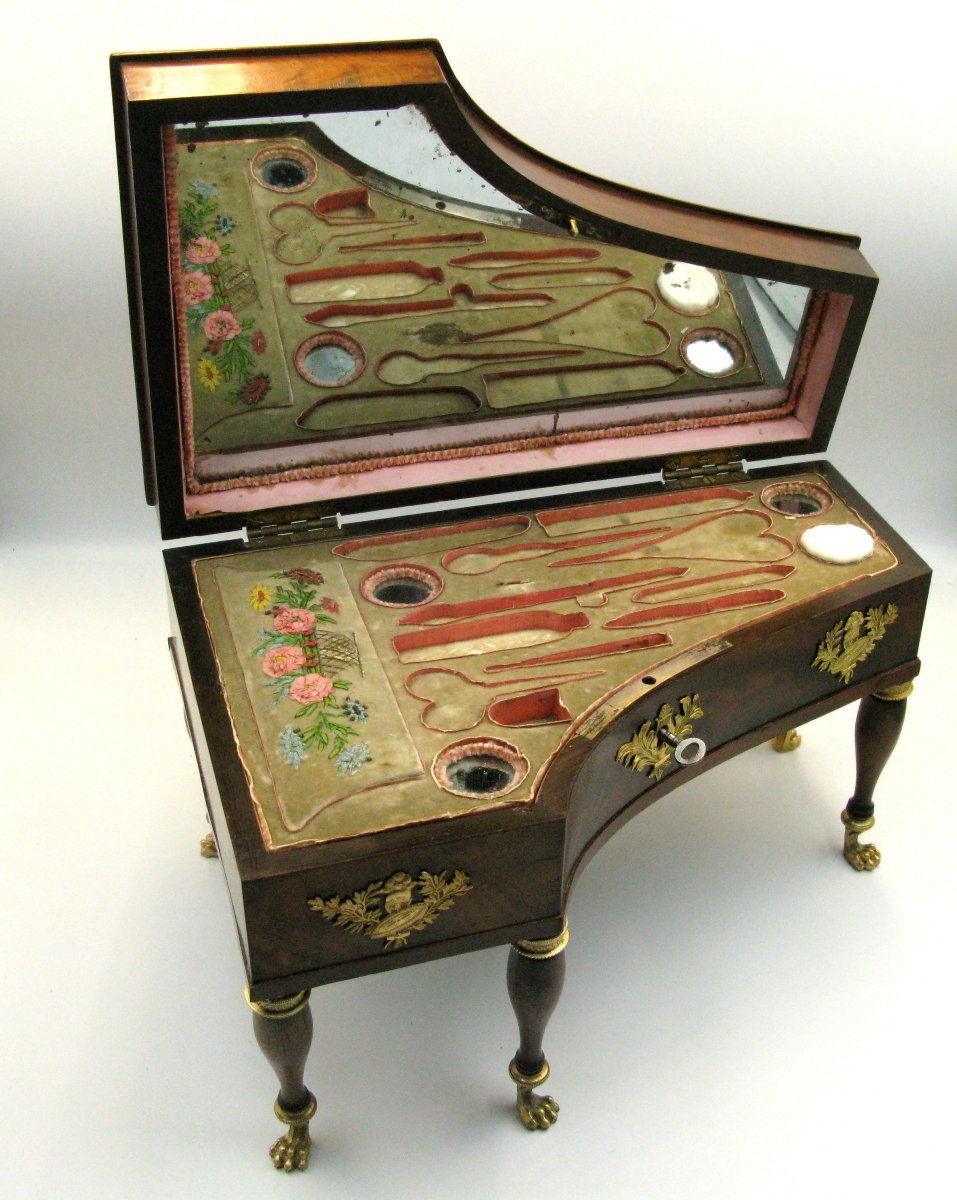 Nécessaire de couture français du XIXe siècle (style Palais Royal) en forme de piano