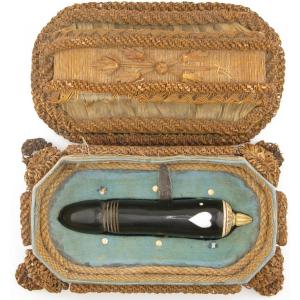Bouteille de parfum érotique en corne de prisonnier de guerre Napoléonien, coffret en paille