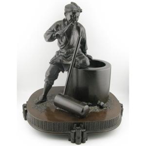 Sculpture de groupe okimono en bronze japonais Meiji d'un fabricant de riz mochi