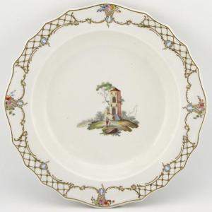 Petite assiette en porcelaine de Tournai décorée à La Haye, vers 1780