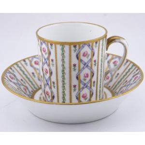 Tasse et soucoupe en porcelaine dure de Sèvres (époque précoce, vers 1777)