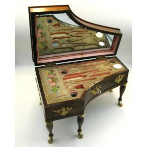 Nécessaire de couture français du XIXe siècle (style Palais Royal) en forme de piano