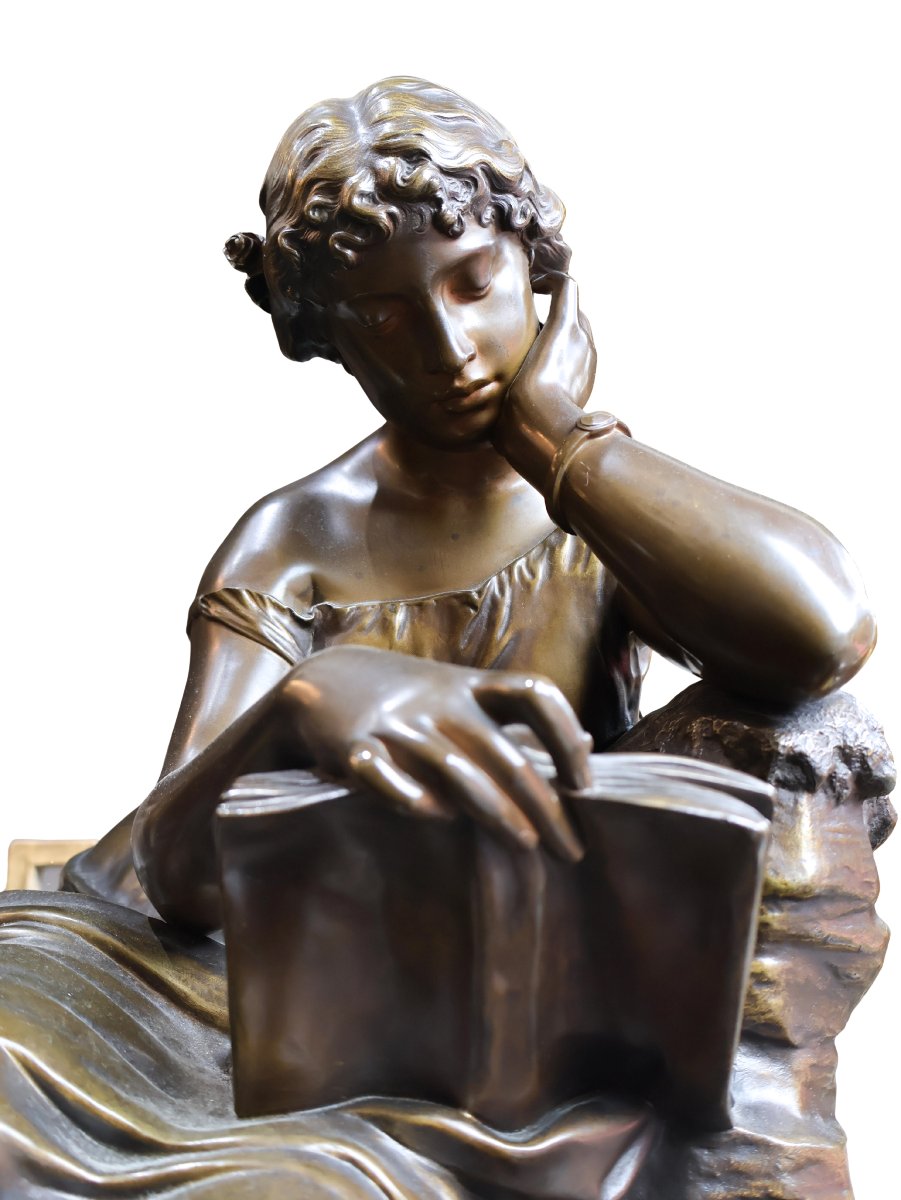 Grande sculpture en bronze patiné représentant une jeune lectrice, signée CHATROUSSE.-photo-3