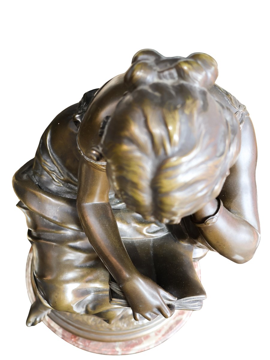 Grande sculpture en bronze patiné représentant une jeune lectrice, signée CHATROUSSE.-photo-1
