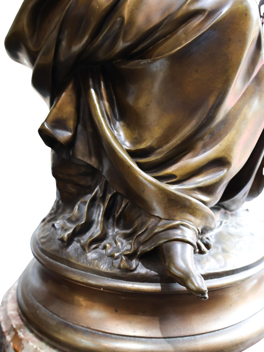 Grande sculpture en bronze patiné représentant une jeune lectrice, signée CHATROUSSE.-photo-2