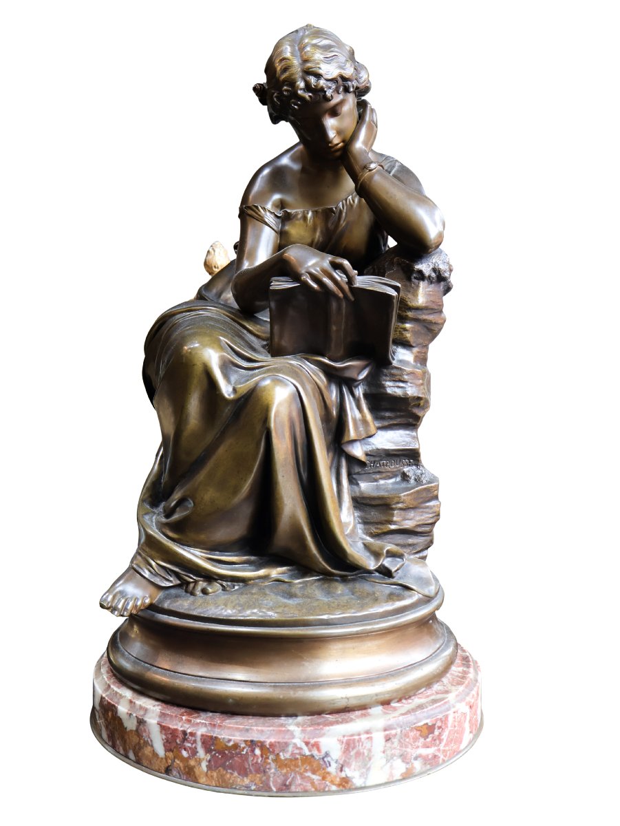 Grande sculpture en bronze patiné représentant une jeune lectrice, signée CHATROUSSE.