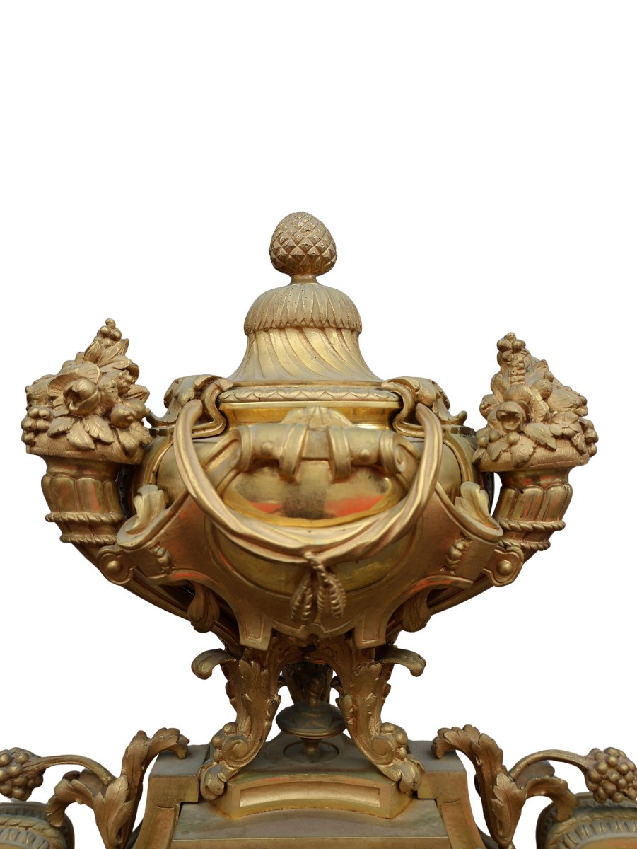 Garniture de cheminée en bronze doré : pendule et sa paire de candélabres-photo-4