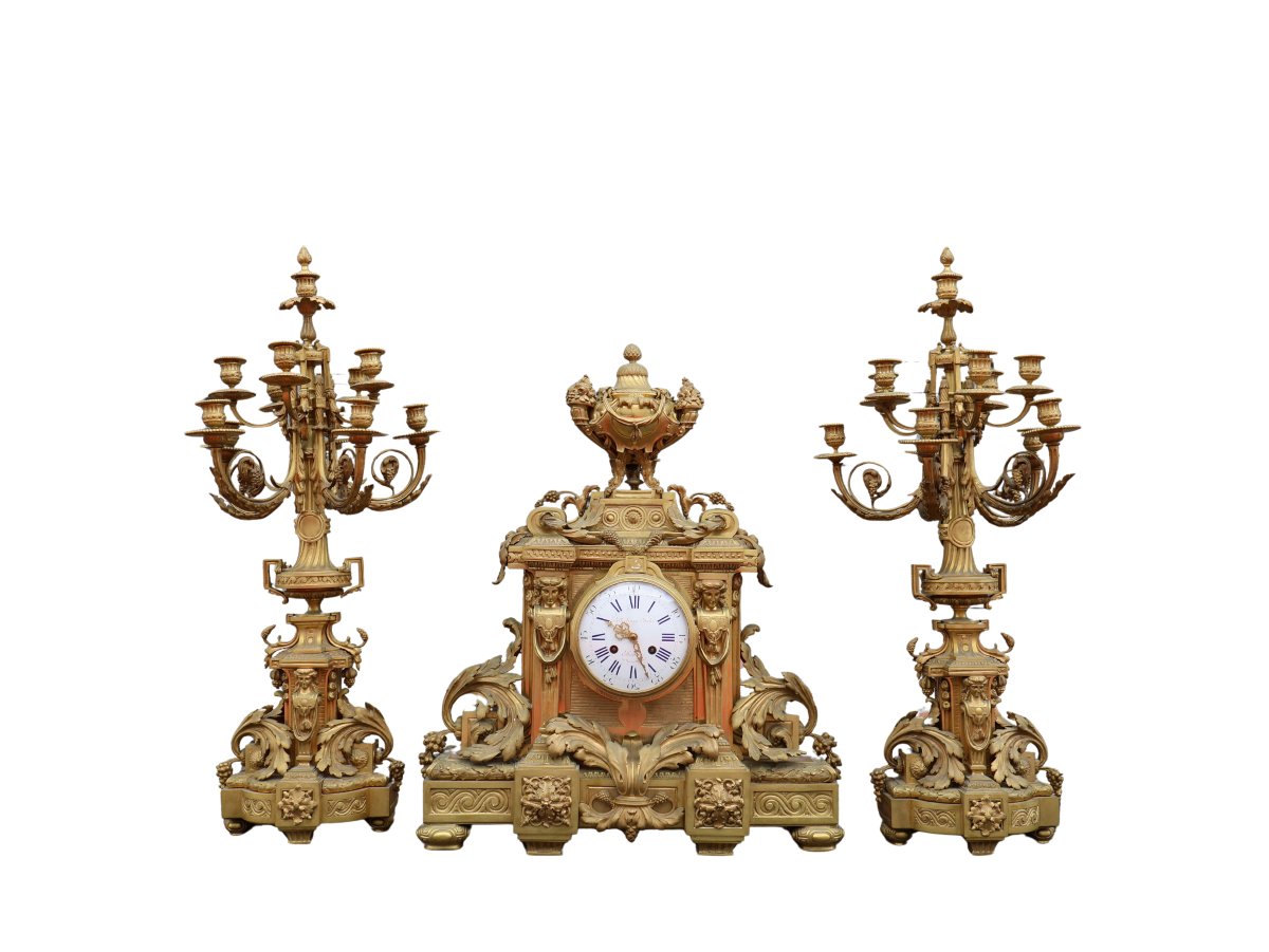 Garniture de cheminée en bronze doré : pendule et sa paire de candélabres