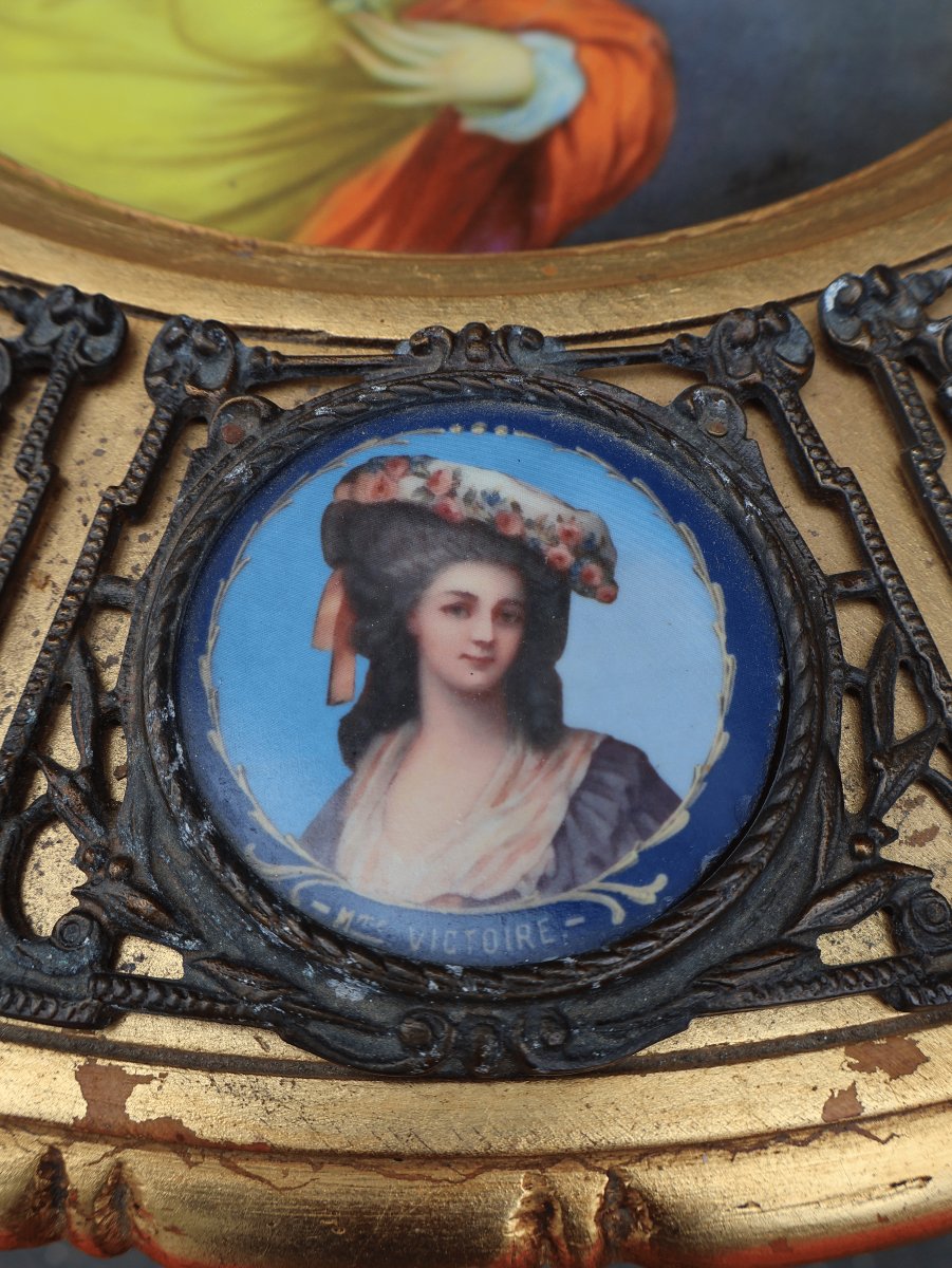 Table guéridon Napoléon III à décor de portraits féminins du XVIIIe siècle-photo-3