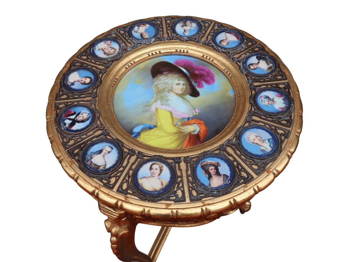 Table guéridon Napoléon III à décor de portraits féminins du XVIIIe siècle
