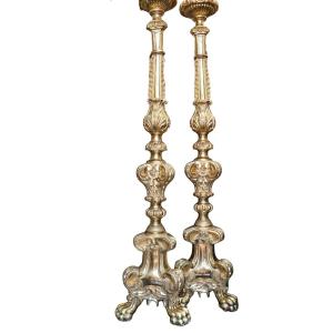 Paire de pique-cierges d'autel en bois sculpté et doré, style Régence
