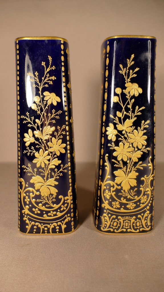 Samson, Paire De Vases En Porcelaine Bleu Nuit Avec Décor De Fleurs à La Pâte d'Or, XIX ème