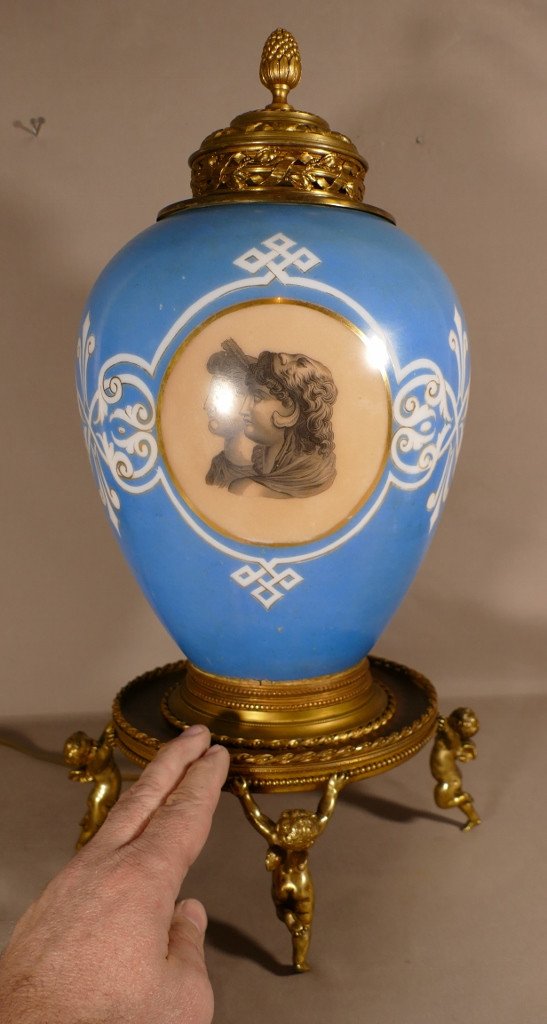 Signed Baccarat, Large Night Light In Blue Opaline With Antique Profiles And Bronze With Cherubs-photo-2