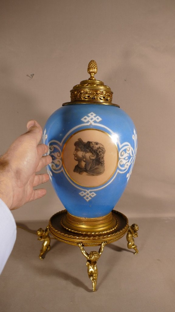 Signed Baccarat, Large Night Light In Blue Opaline With Antique Profiles And Bronze With Cherubs-photo-3