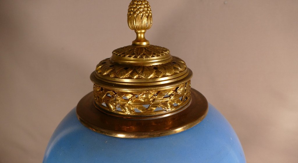 Signed Baccarat, Large Night Light In Blue Opaline With Antique Profiles And Bronze With Cherubs-photo-6