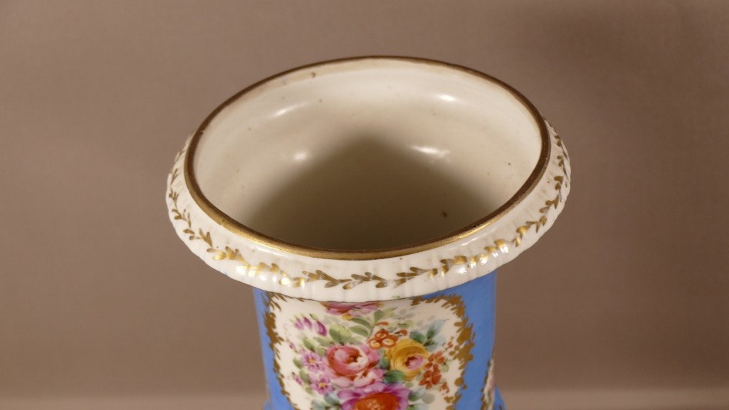 Vase Médicis  En Porcelaine Peinte à La Main d'Un Décor De Fleurs, époque XX ème-photo-1