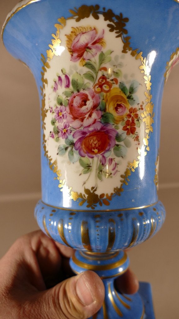 Vase Médicis  En Porcelaine Peinte à La Main d'Un Décor De Fleurs, époque XX ème-photo-4