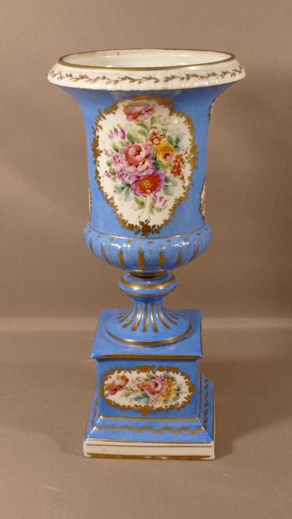 Vase Médicis  En Porcelaine Peinte à La Main d'Un Décor De Fleurs, époque XX ème