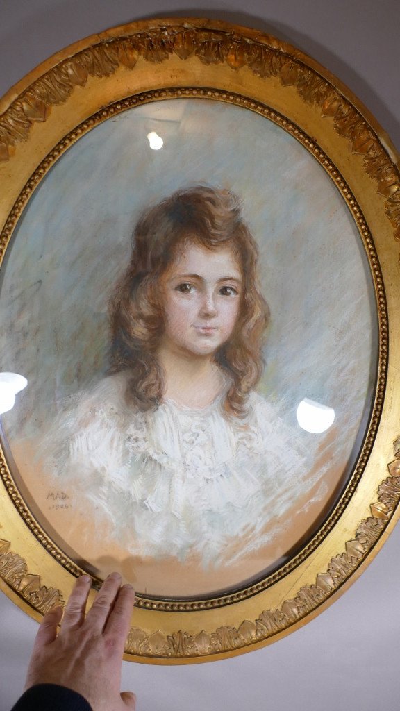 Grand Portrait d'Une Fillette Au Pastel Daté 1904 Signé Mad, Cadre Ovale Bois Doré-photo-1