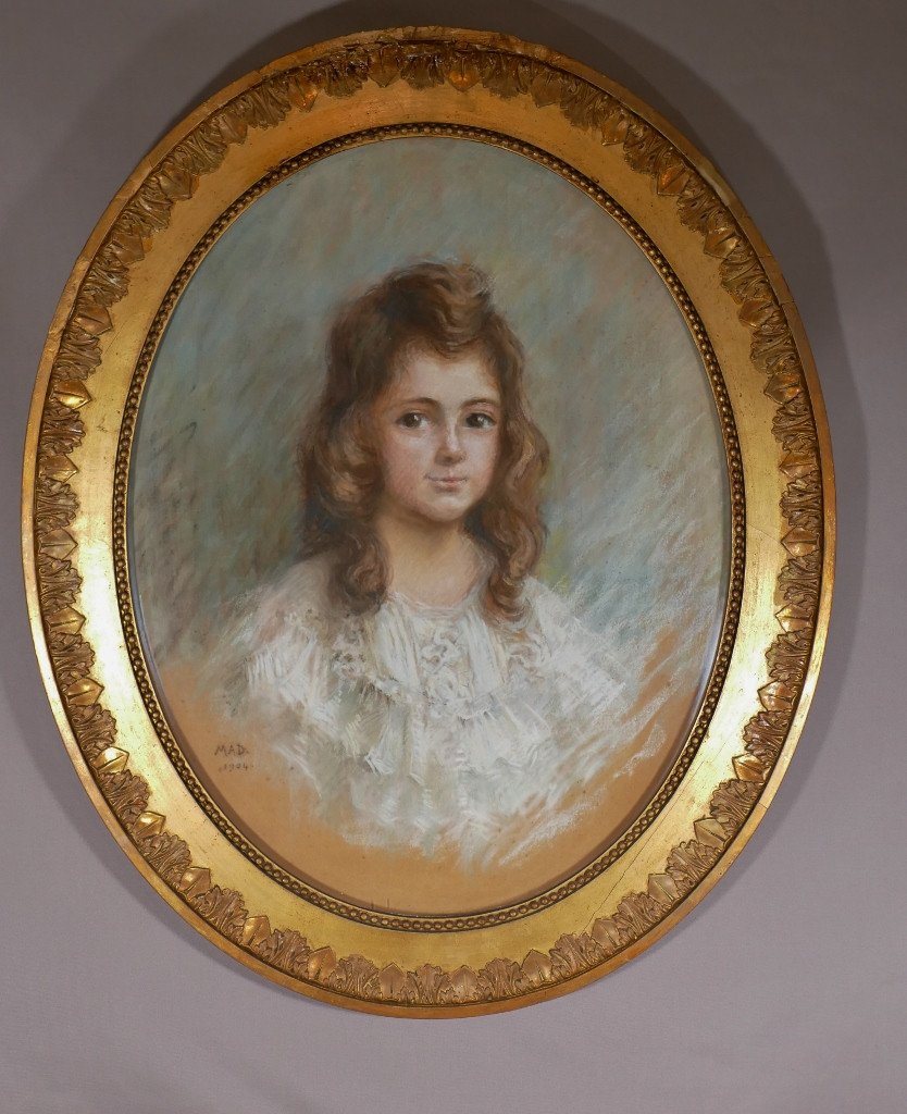 Grand Portrait d'Une Fillette Au Pastel Daté 1904 Signé Mad, Cadre Ovale Bois Doré