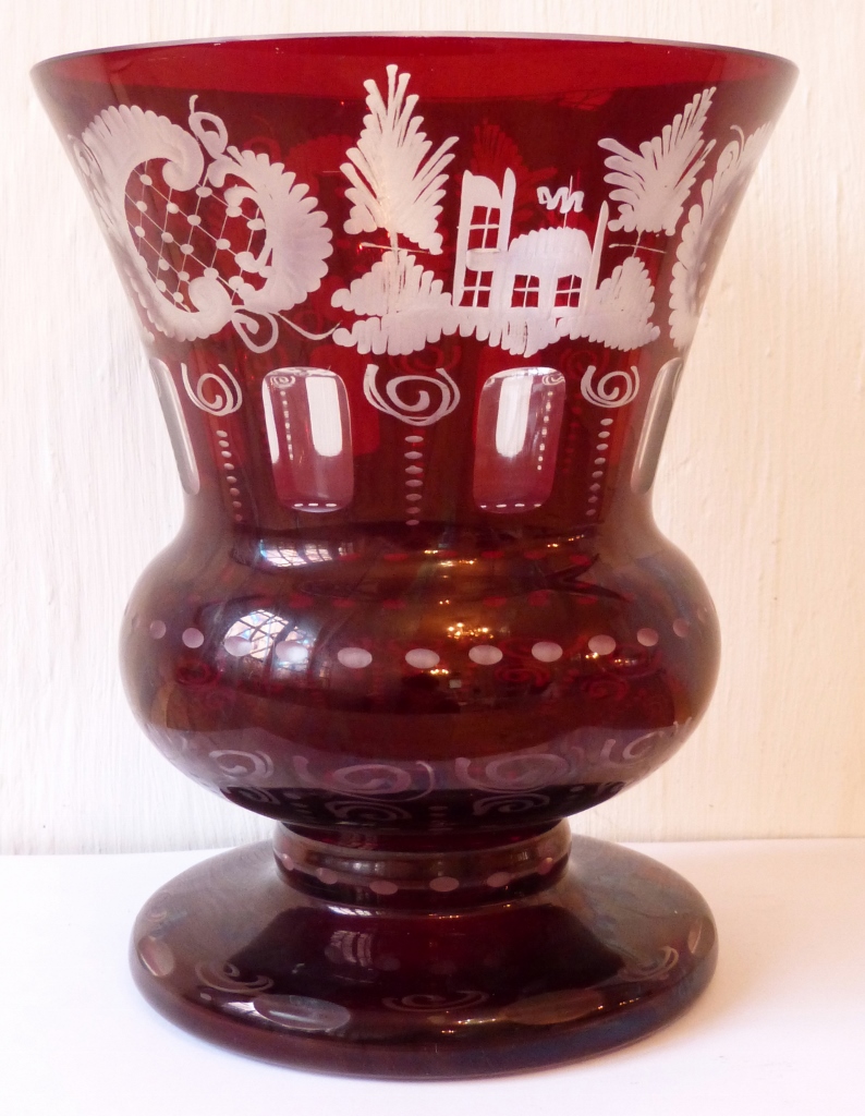 Vase Médicis En Cristal De Bohême Gravé Rouge Et Transparent, Début XX ème