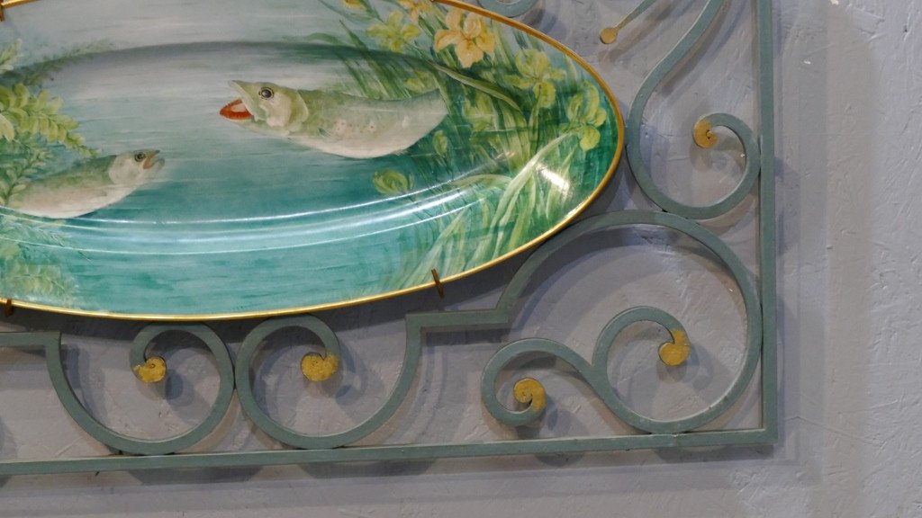 Très Grand Plat à Poisson Dans Cadre En Fer Forgé, Porcelaine Limoges Peint Main-photo-1