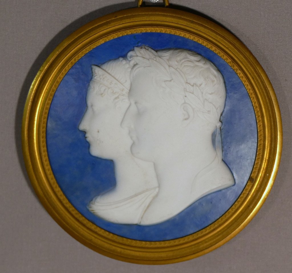 Medallion With The Profiles Of Napoleon And Josephine In Biscuit Wedgwood Style, Circled Gilt Bronze-photo-2