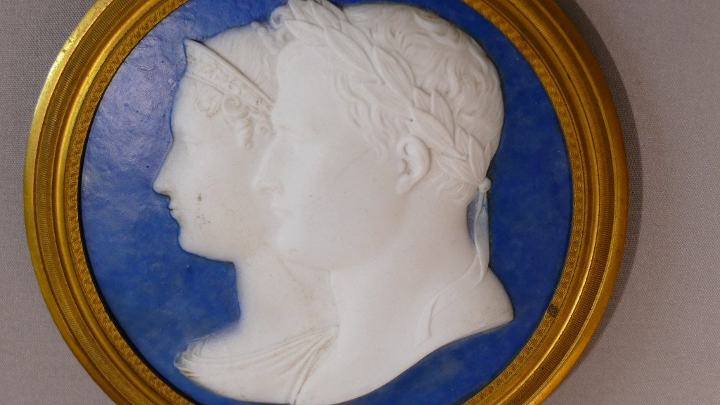 Medallion With The Profiles Of Napoleon And Josephine In Biscuit Wedgwood Style, Circled Gilt Bronze-photo-3