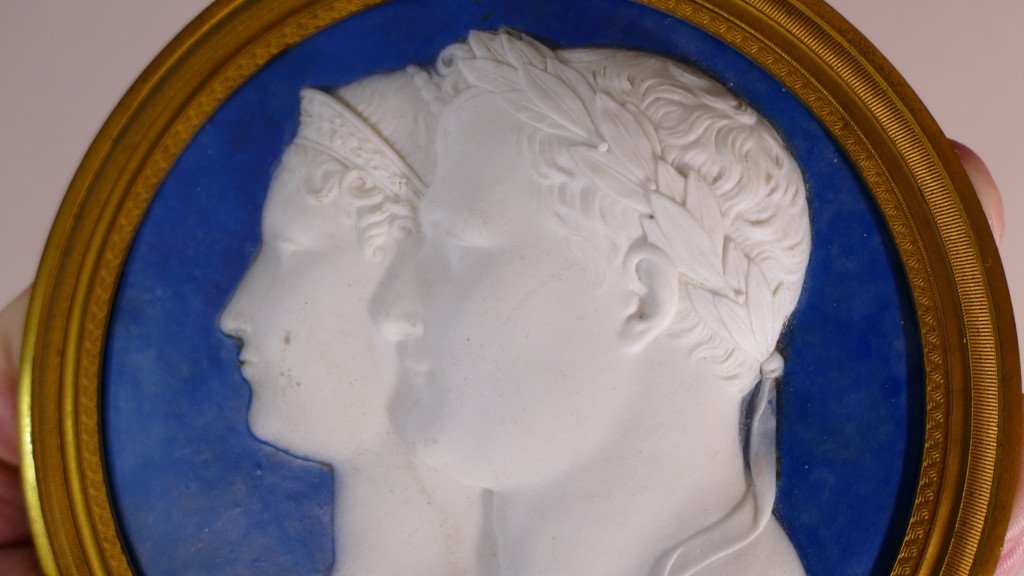Medallion With The Profiles Of Napoleon And Josephine In Biscuit Wedgwood Style, Circled Gilt Bronze-photo-1