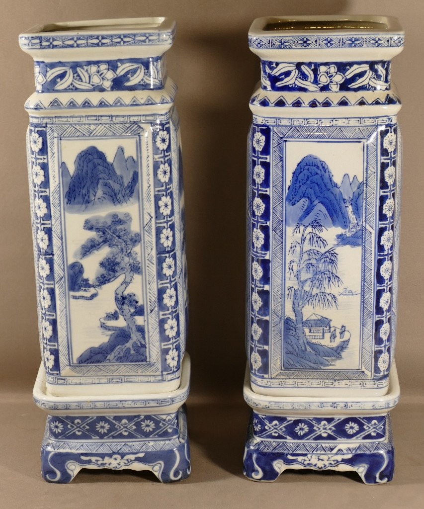 Paire De Vases Porcelaine Bleue Et Blanche, Chine, Milieu XX ème