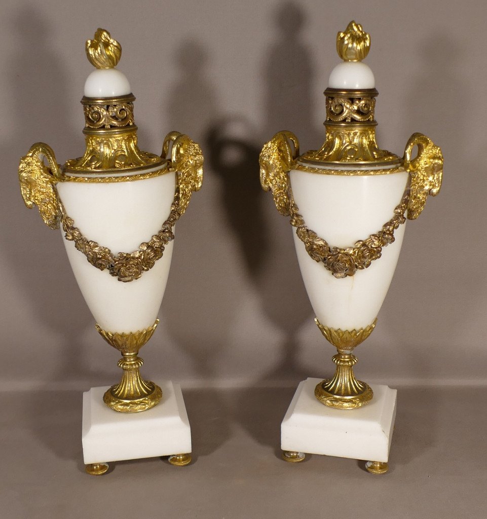 Paire De Cassolettes En Marbre Et Bronze Doré Aux Béliers Style Louis XVI, XIX ème