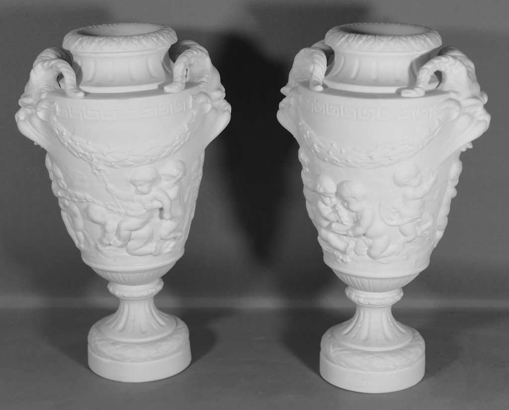 Clodion, Paire De Vases Cassolettes Aux Putti En Biscuit De Porcelaine, Début XX ème