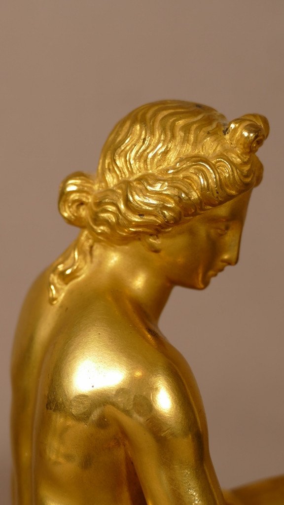Statuette à l'Antique En Bronze Doré Et Patiné, Femme Assise Se Tenant Le Pied, XIX ème-photo-1