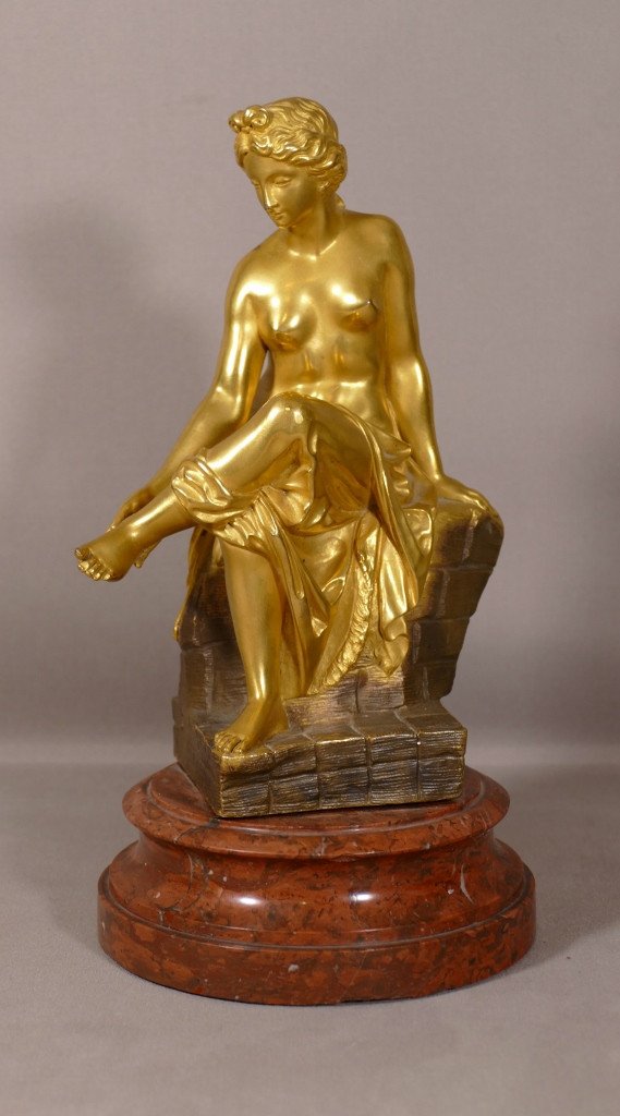 Statuette à l'Antique En Bronze Doré Et Patiné, Femme Assise Se Tenant Le Pied, XIX ème