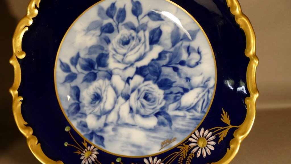 Paire De Plats Aux Roses Bleues, En Porcelaine Bleu De Four Et Dorure, époque XX ème-photo-2