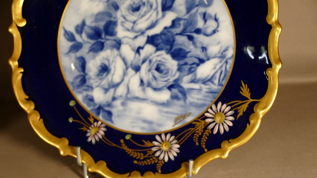 Paire De Plats Aux Roses Bleues, En Porcelaine Bleu De Four Et Dorure, époque XX ème-photo-3