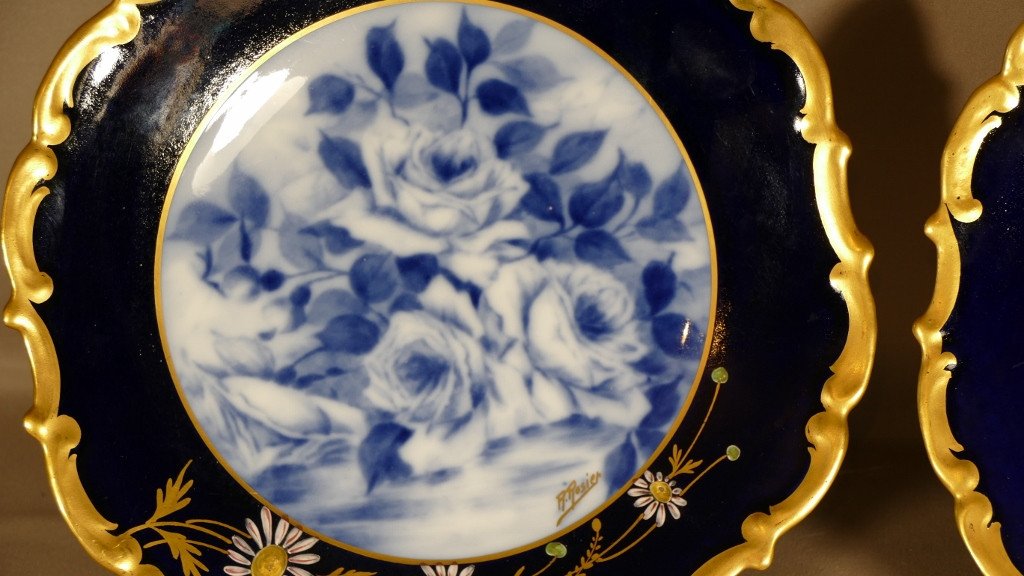 Paire De Plats Aux Roses Bleues, En Porcelaine Bleu De Four Et Dorure, époque XX ème-photo-4