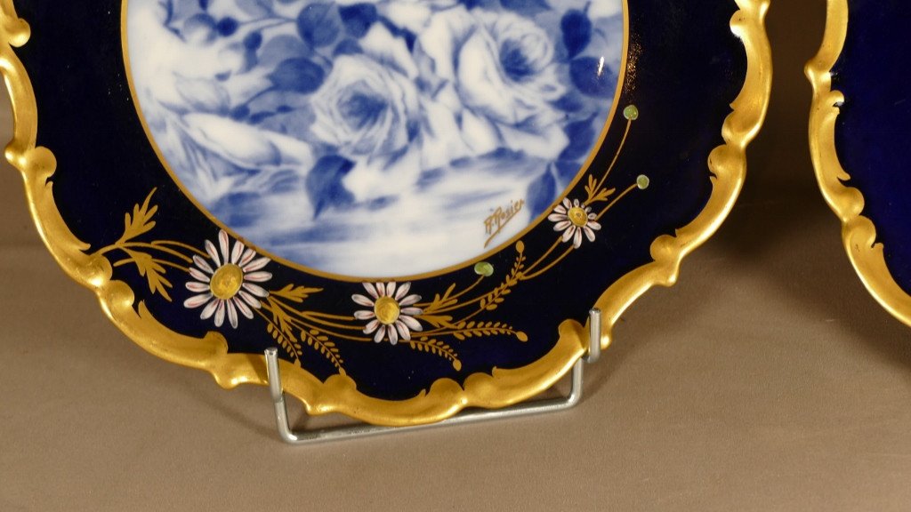 Paire De Plats Aux Roses Bleues, En Porcelaine Bleu De Four Et Dorure, époque XX ème-photo-1