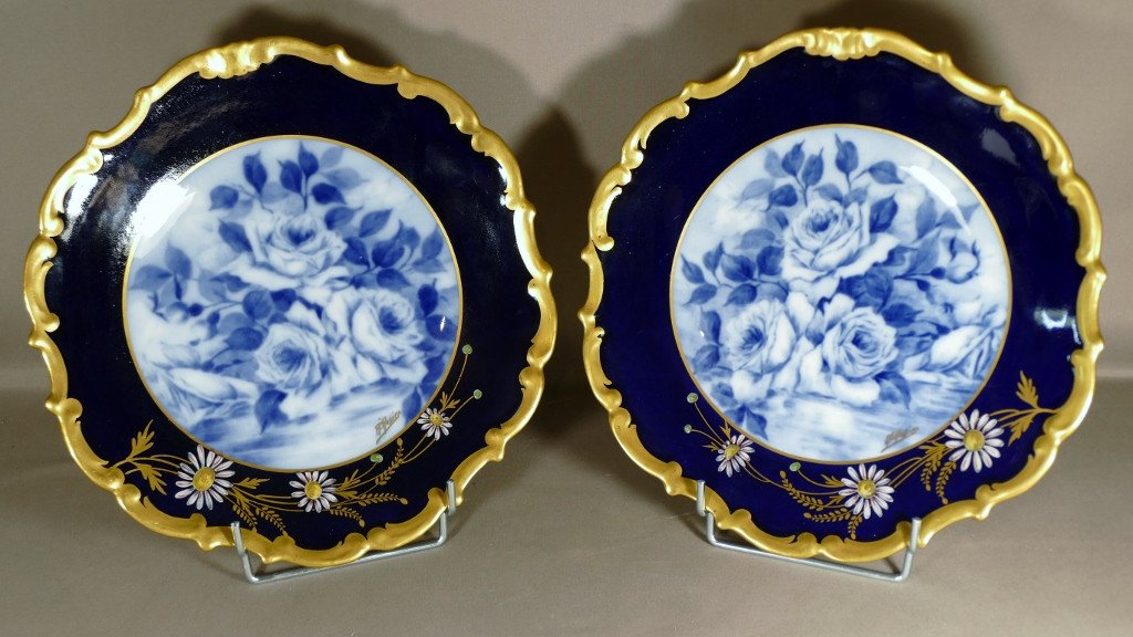Paire De Plats Aux Roses Bleues, En Porcelaine Bleu De Four Et Dorure, époque XX ème
