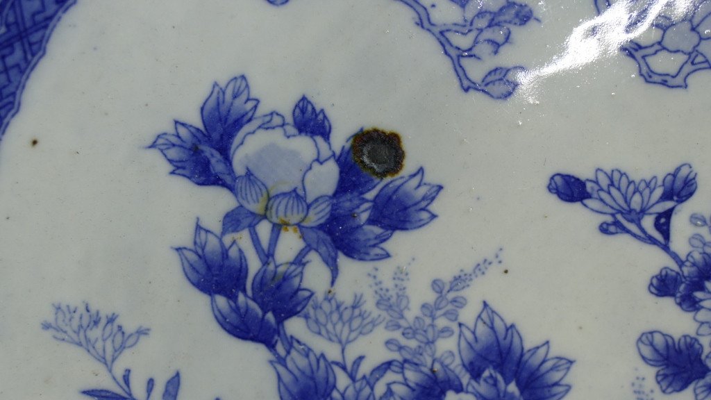Pair Of Large Asian Kraak Style Peacock Dishes In White Blue Porcelain, Late XVIII Period-photo-1