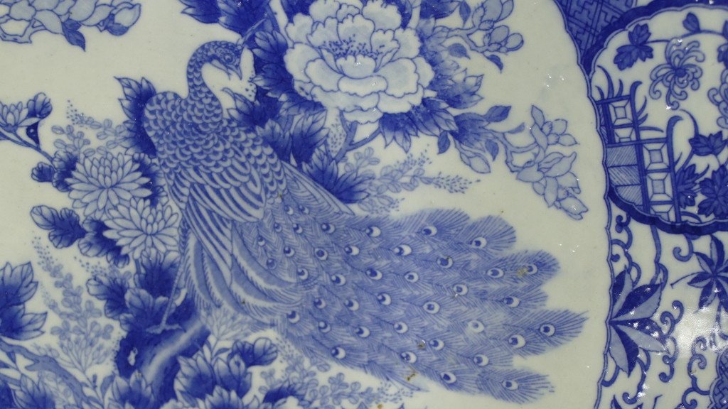 Pair Of Large Asian Kraak Style Peacock Dishes In White Blue Porcelain, Late XVIII Period-photo-2