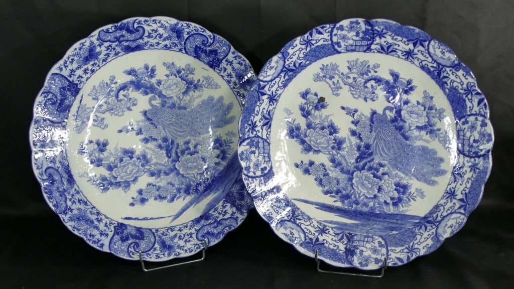 Pair Of Large Asian Kraak Style Peacock Dishes In White Blue Porcelain, Late XVIII Period