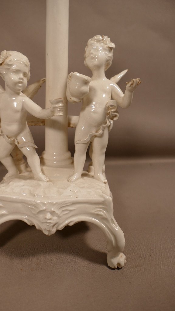 Venice Cozzi XVIIIth, Rare Pair Of Candlesticks With Cherubs In Fine White Earthenware-photo-1