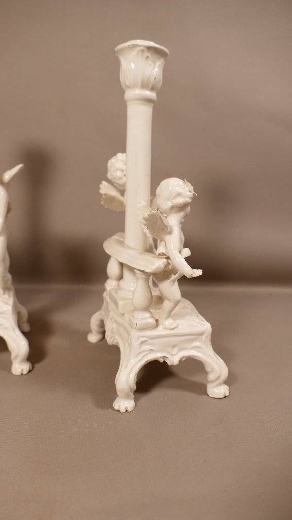 Venice Cozzi XVIIIth, Rare Pair Of Candlesticks With Cherubs In Fine White Earthenware-photo-2