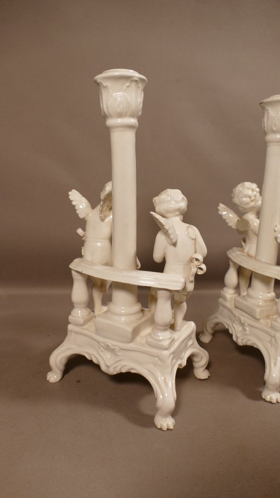 Venice Cozzi XVIIIth, Rare Pair Of Candlesticks With Cherubs In Fine White Earthenware-photo-3