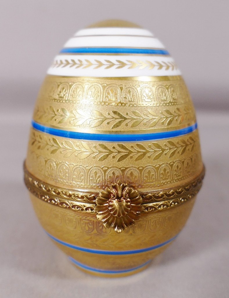 Œuf décoratif style Fabergé porcelaine doré or fin laiton