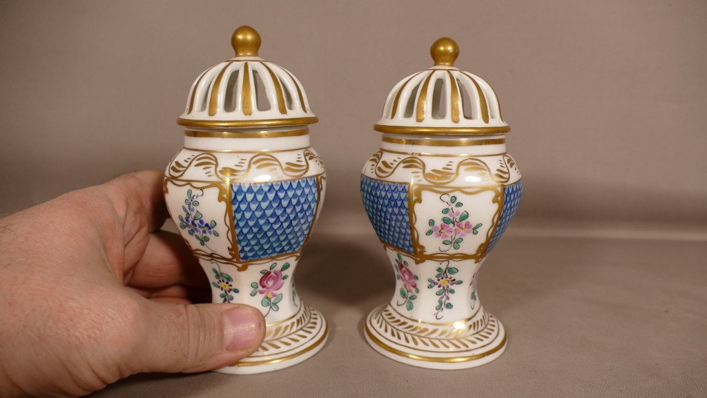 Samson, Pair Of Perfume Or Incense Burners In Porcelain Painted With Flowers, 19th Century-photo-2